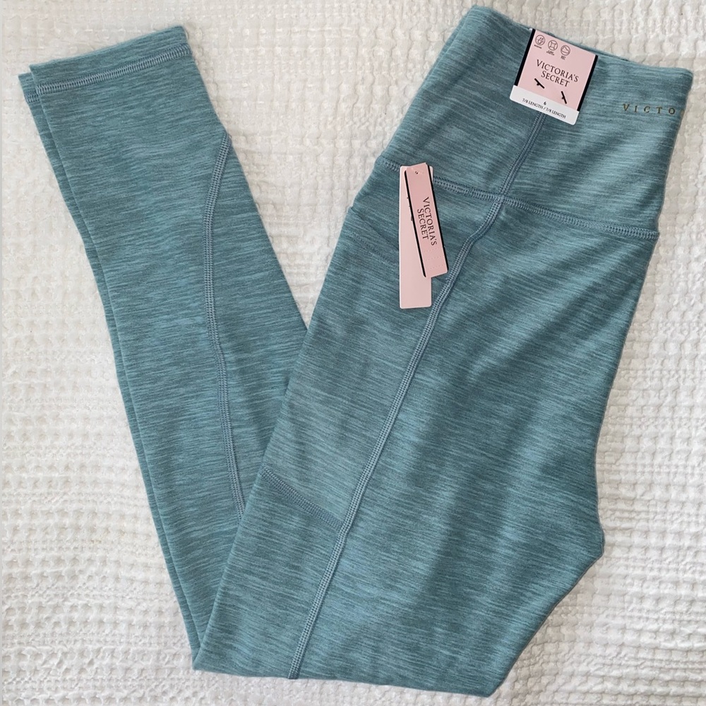 Victoria’s Secret workout ‘Incredible Essential Legging’